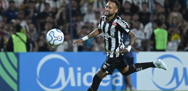 Neymar em ação contra o Deportivo Recoleta pela Copa Sul-Americana