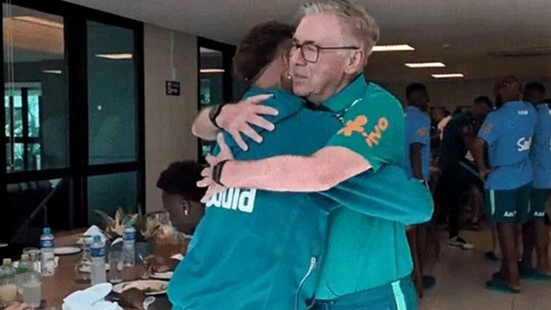 Neymar e Ancelotti se abraçam na chegada da seleção brasileira na Granja Comary