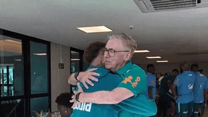Neymar e Ancelotti se abraçam na chegada da seleção brasileira na Granja Comary