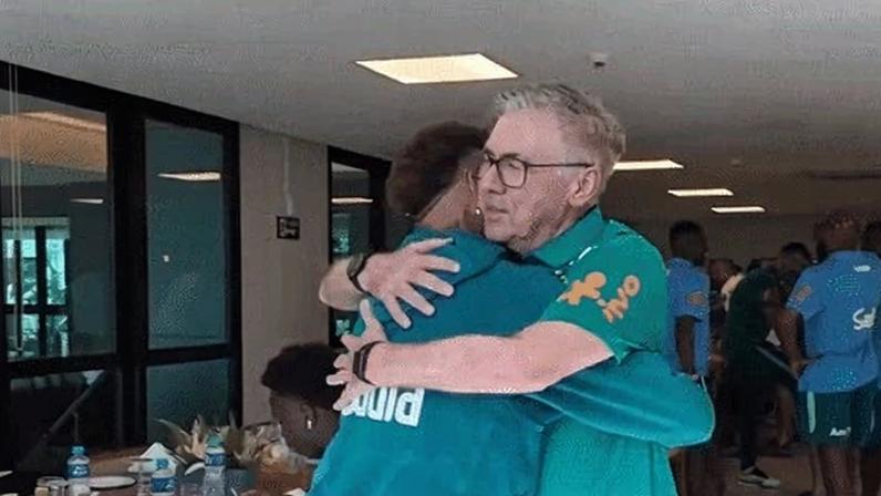 Neymar e Ancelotti se abraçam na chegada da seleção brasileira na Granja Comary