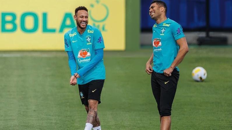 Neymar e Casemiro durante treino da seleção brasileira na Granja Comary