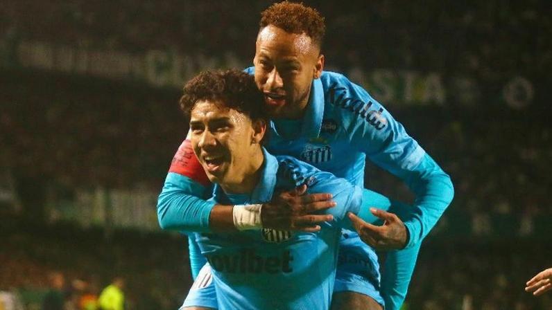 Neymar e Gabriel Bontempo, do Santos, comemoram gol contra o Coritiba, pela Copa do Brasil