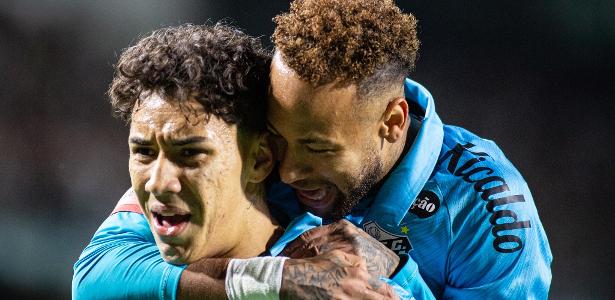 Neymar e Gabriel Bontempo do Santos comemoram gol contra o Coritiba pela Copa do Brasil
