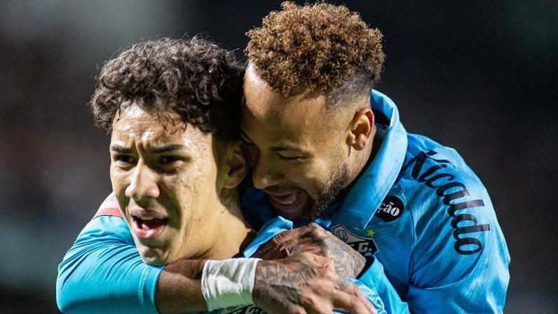 Neymar e Gabriel Bontempo, do Santos, comemoram gol contra o Coritiba, pela Copa do Brasil