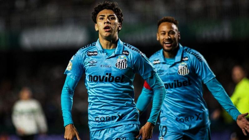 Neymar e Gabriel Bontempo, do Santos, comemoram gol contra o Coritiba, pela Copa do Brasil