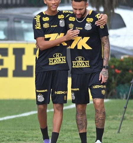 Neymar e Robinho Jr. durante treino do Santos no Centro de Treinamento CT Rei Pele