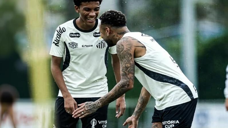 Neymar e Robinho Jr. sorrindo no CT Rei Pelé