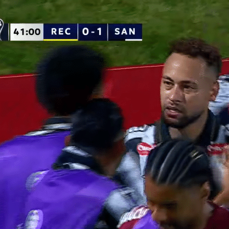 Neymar e Robinho se abraçaram após gol do Santos contra o Deportivo Recoleta, pela Copa Sul-Americana