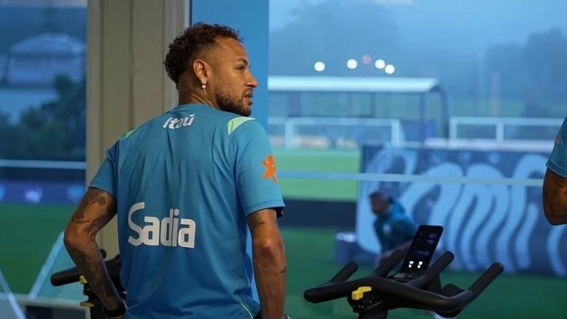 Neymar faz bicicleta na academia da Granja Comary