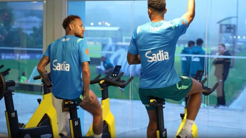Neymar faz bicicleta na academia da Granja Comary