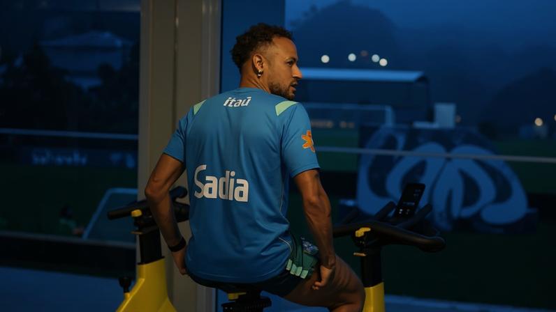 Neymar fez ativididade na bicicleta em apresentação da seleção brasileira na Granja Comary