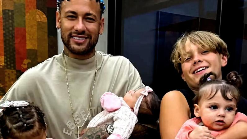 Neymar com os filhos Mavie, Davi Lucca, Helena e Mel (Instagram/Reprodução)