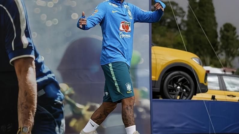 Neymar em treino da seleção brasileira