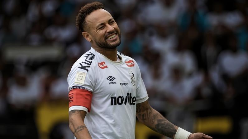 Neymar sentiu a panturrilha contra o Coritiba