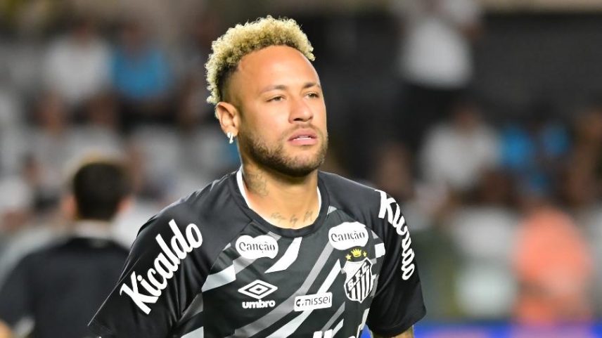 Neymar, meia-atacante do Santos, antes de duelo com o Coritiba, pela 5ª fase da Copa do Brasil
