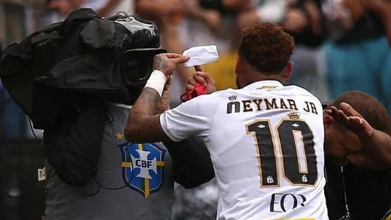 Neymar mostra para a câmera erro de assistente de arbitragem em Coritiba x Santos