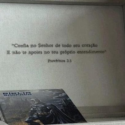 Neymar publica Bíblia com capa de Batman e cita: Confia no Senhor