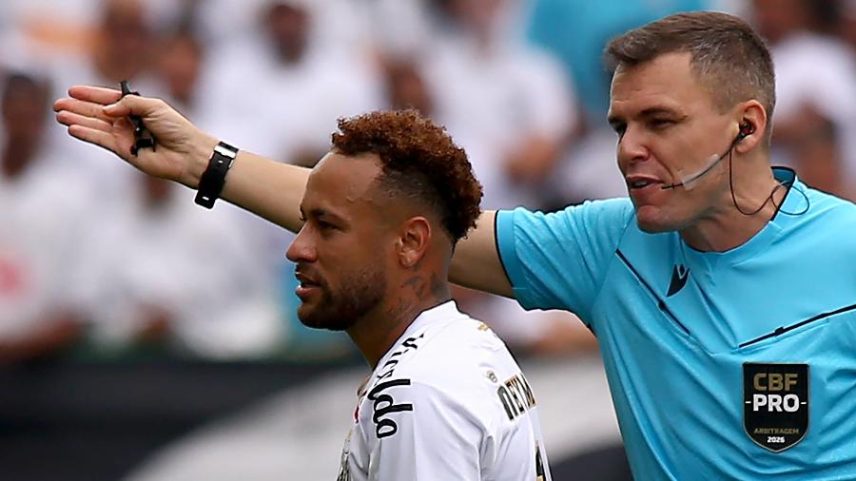 Neymar reclama com o árbitro Paulo César Zanovelli da Silva, ao ser substituído contra o Coritiba