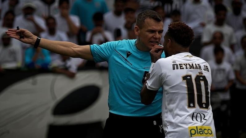 Neymar reclama de erro com Zanovelli em Santos x Coritiba