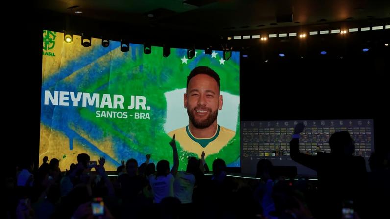 Neymar aparece no telão durante a convocação de Ancelotti — Foto: Reuters