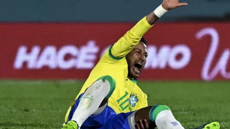 Na última vez que Neymar defendeu a Seleção Brasileira, sofreu ruptura do LCA