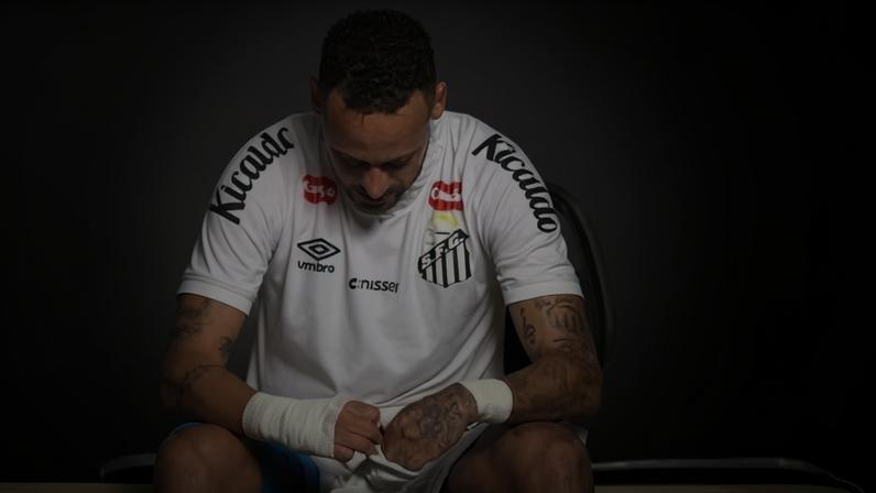16.abr.2026 - Neymar se lamenta após sentir lesão em jogo entre Santos e Atlético-MG no Brasileirão