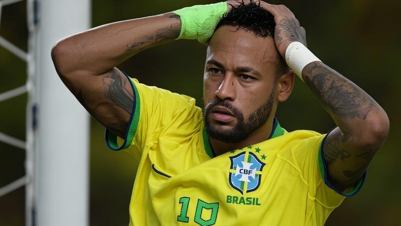 Neymar se lamenta durante confronto do Brasil com a Bolívia válido pelas Eliminatórias