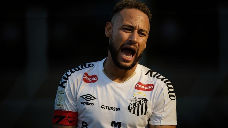 Neymar durante jogo do Santos