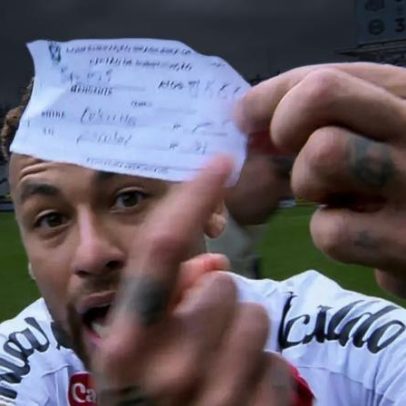 Neymar exibe papel com mensagem ao ser substituído por engano