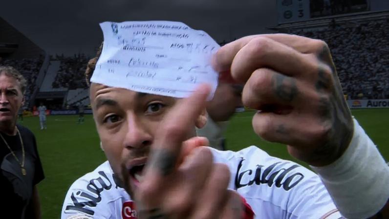 Saiba o que estava escrito no papel exibido por Neymar ao ser substituído por engano
