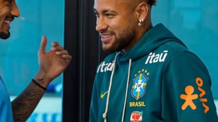 Neymar faz atividade leve em campo na Granja Comary