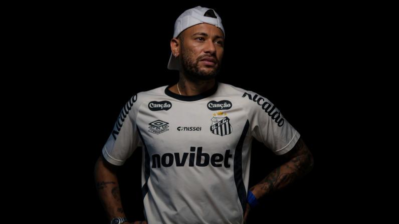 Neymar foi cumprimentado pelos companheiros no CT do Santos — Foto: Raul Baretta/Santos FC