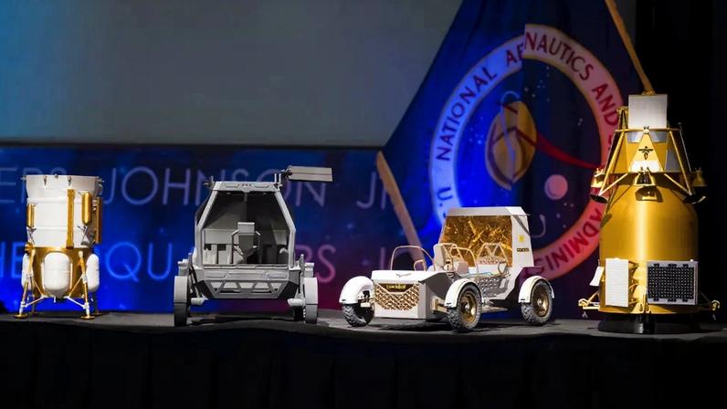De izquierda a derecha, se observan los modelos del módulo de aterrizaje lunar Mark 1 de Blue Origin, el rover lunar tripulado de Astrolab, el rover Lunar Outpost Pegasus y el orbitador Firefly Elytra Dark al término de una rueda de prensa para hablar sobre Base Lunar, una iniciativa a largo plazo de exploración e infraestructura lunar diseñada para permitir una presencia humana sostenida y una mayor actividad científica y comercial en el Polo Sur lunar, el martes, 26 de mayo de 2026, en el edificio de la sede de la NASA Mary W. Jackson, en Washington.