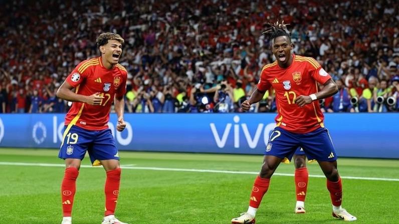 Nico Williams, da Espanha, comemora com Lamine Yamal