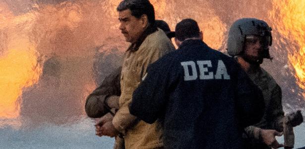 Nicolas Maduro sendo escoltado ao chegar ao heliporto de Manhattan em Nova York para a primeira audiência na Justiça dos EUA