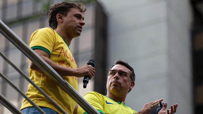 Nikolas Ferreira discurso ao lado de Flávio Bolsonaro na Paulista - Metrópoles