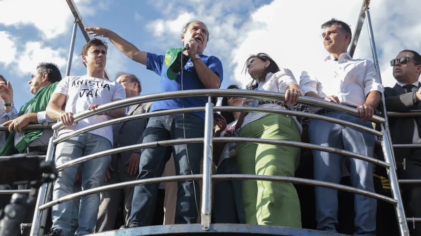 O deputado NiKolas Ferreira (em primeiro plano, à esquerda), o pastor Silas Malafaia (ao centro, com microfone) e o senador Flávio Bolsonaro (à direita) falam a apoiadores de Jair Bolsonaro em outubro de 2025. (Foto: Joedson Alves/Agência Brasil)