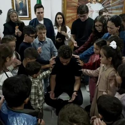 Nikolas Ferreira visita instituição pró-vida e recebe oração de crianças