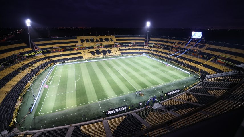 Gramado do Campeón del Siglo, estádio do Peñarol — Foto: Fred Gomes