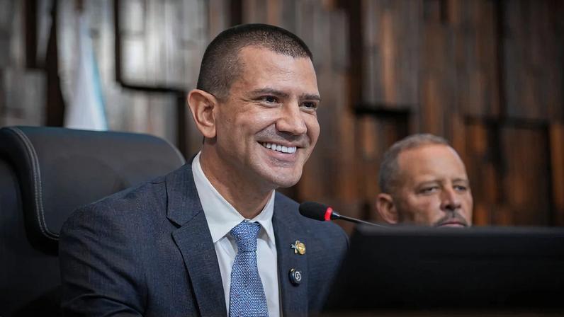 Douglas Ruas após eleição para o comando da Alerj