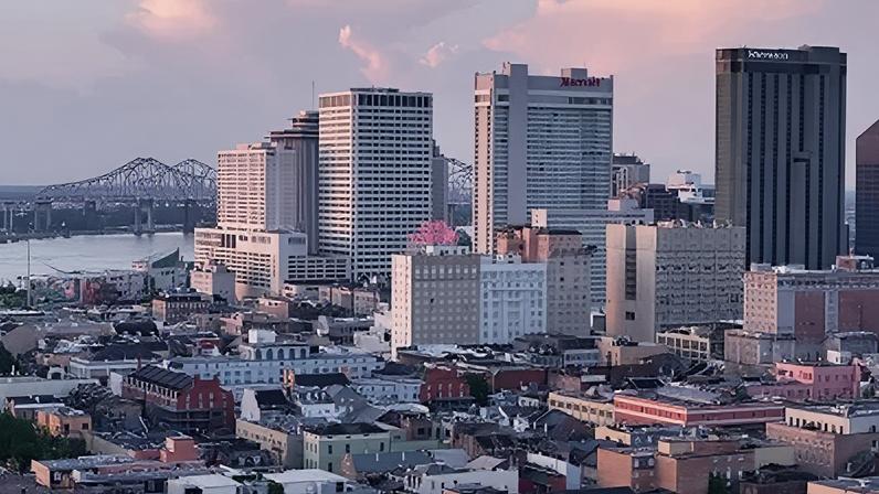 Vista do horizonte do centro de Nova Orleans e da ponte ao nascer do sol na Louisiana