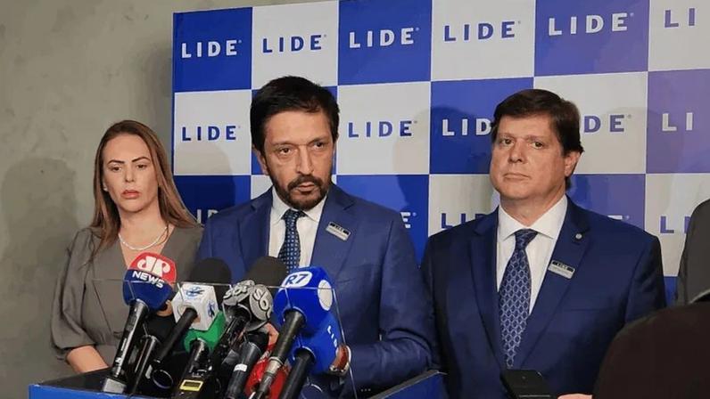 Nunes disse que em 2 semanas do mês pode haver a redução se a mudança for imediata; na imagem, Nunes está ao lado de sua mulher Regina Nunes e de Baleia Rossi, presidente do MDB