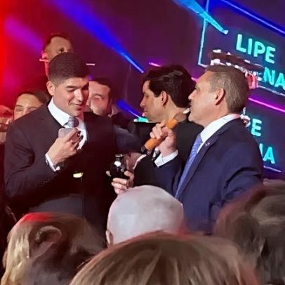 Nunes Marques canta em festa após assumir comando do TSE