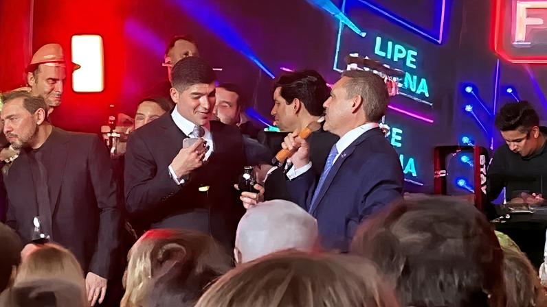 O presidente do TSE, Nunes Marques, cantando ao lado do cantor Zé Vaqueiro