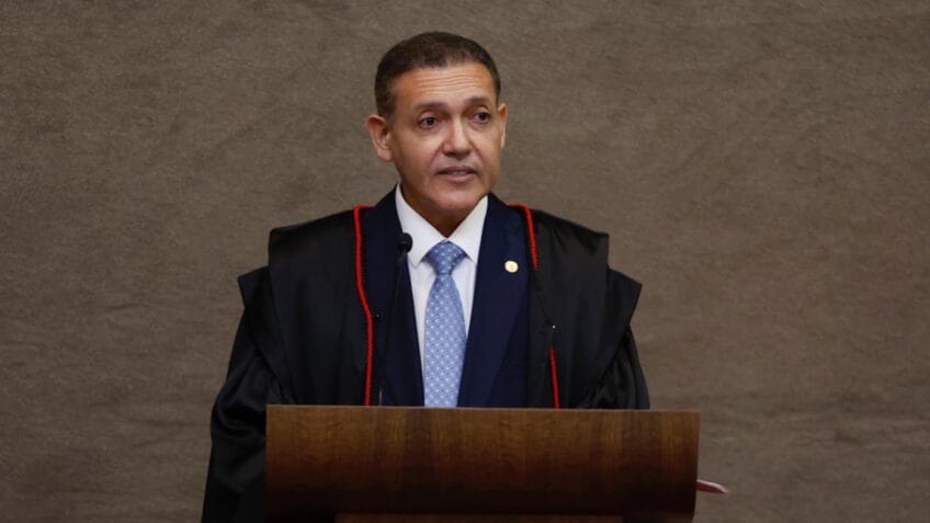 Se resistir às artimanhas da dupla dinâmica do Supremo e insistir em exercer o poder que sua cadeira formalmente lhe confere, não estranhem a abertura de um novo inquérito para incluir o presidente do TSE na lista de investigados, diz o articulista; na imagem, o ministro Kassio Nunes Marques em sua posse no TSE