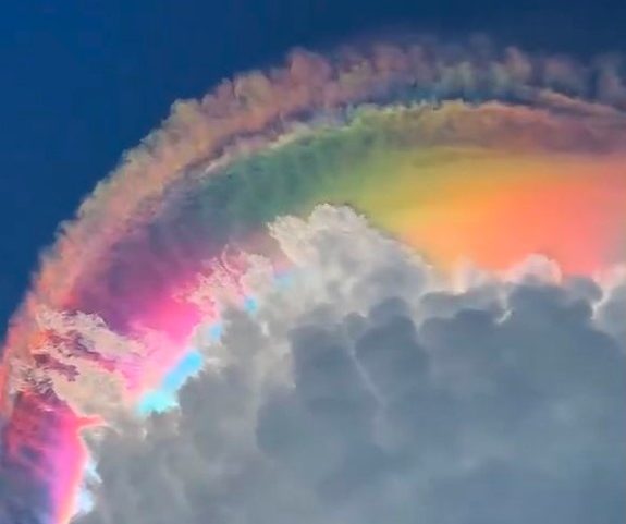 SHOW DE CORES. A nuvem multicolorida vista na Indonésia (X/Reprodução)