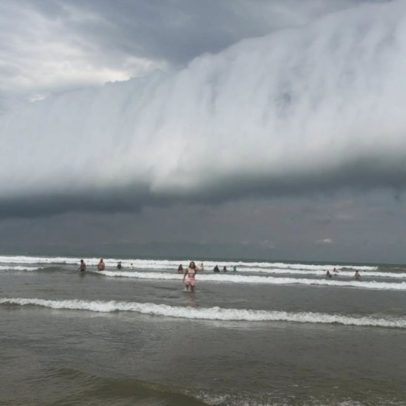 Nuvem em formato de tsunami chama atenção de banhistas no litoral de SP