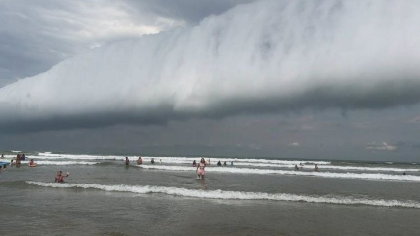Nuvem em formato de 'tsunami' chama atenção de banhistas em Bertioga