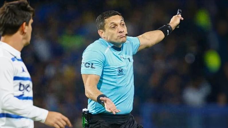 O árbitro Jesús Valenzuela, em Boca Juniors x Cruzeiro, pela Libertadores