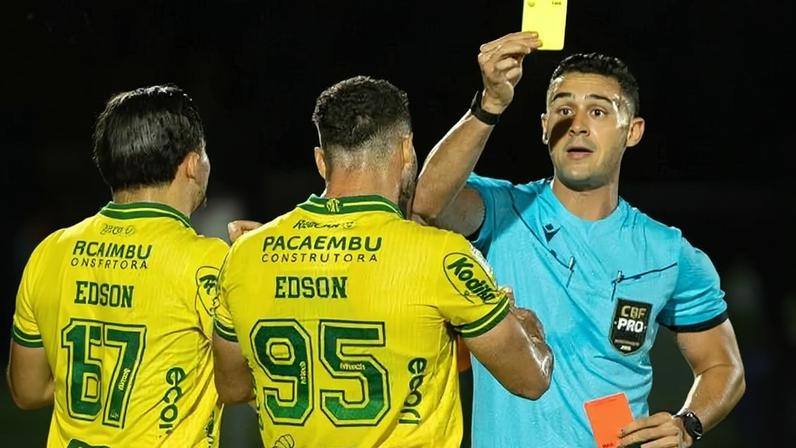O árbitro Matheus Delgado Candançan voltou atrás após expulsar Edson Carioca